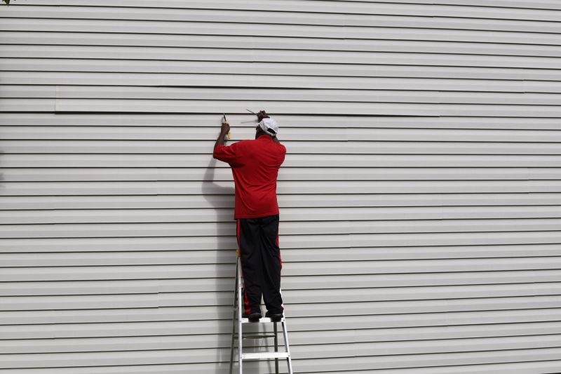Professional Vinyl Siding Repair Crew